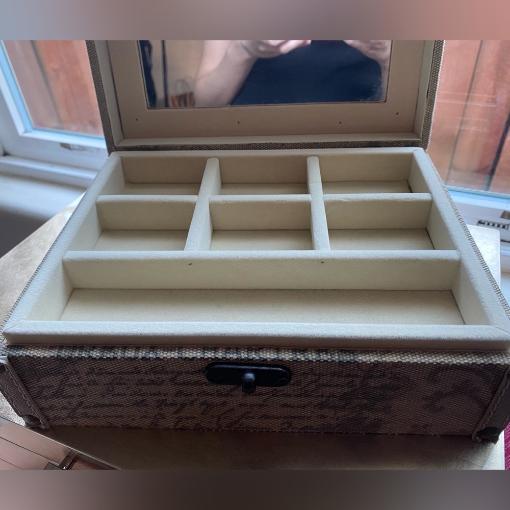 Jewelry box